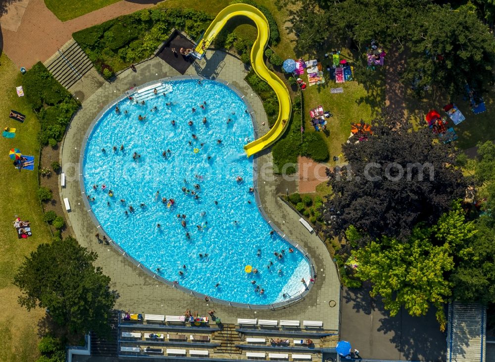 Hattingen from the bird's eye view: Bathers on the lawn by the pool of the swimming pool Welper in Hattingen in North Rhine-Westphalia