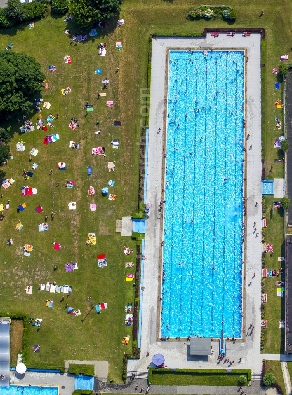 Aerial photograph Bochum - Bathers on the lawn by the pool of the swimming pool in Werne Bochum in North Rhine-Westphalia