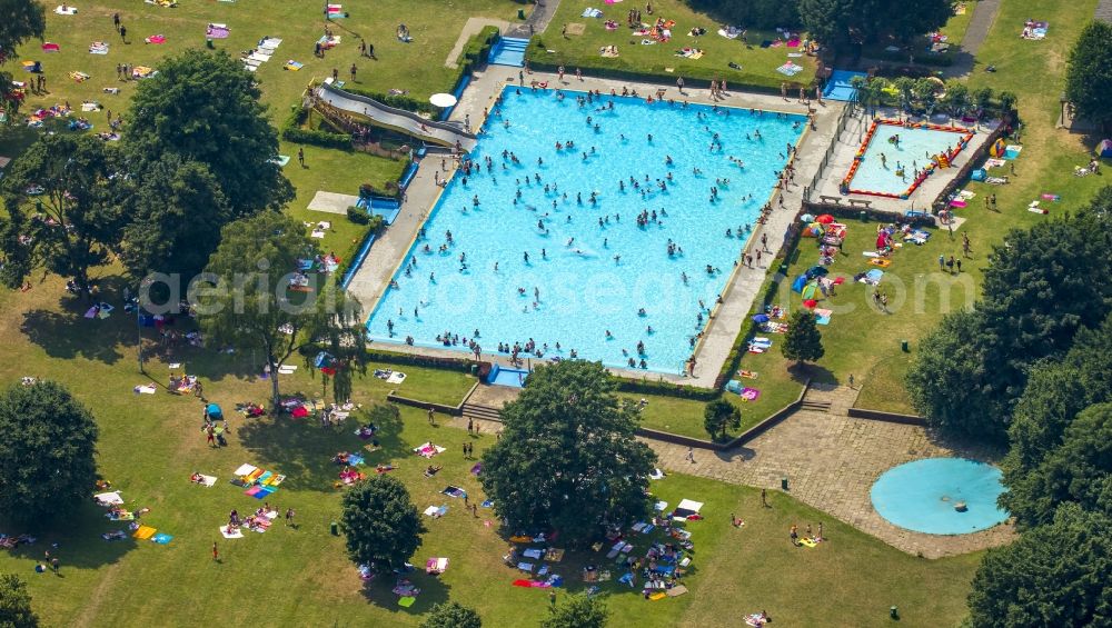 Bochum from above - Bathers on the lawn by the pool of the swimming pool in Werne Bochum in North Rhine-Westphalia