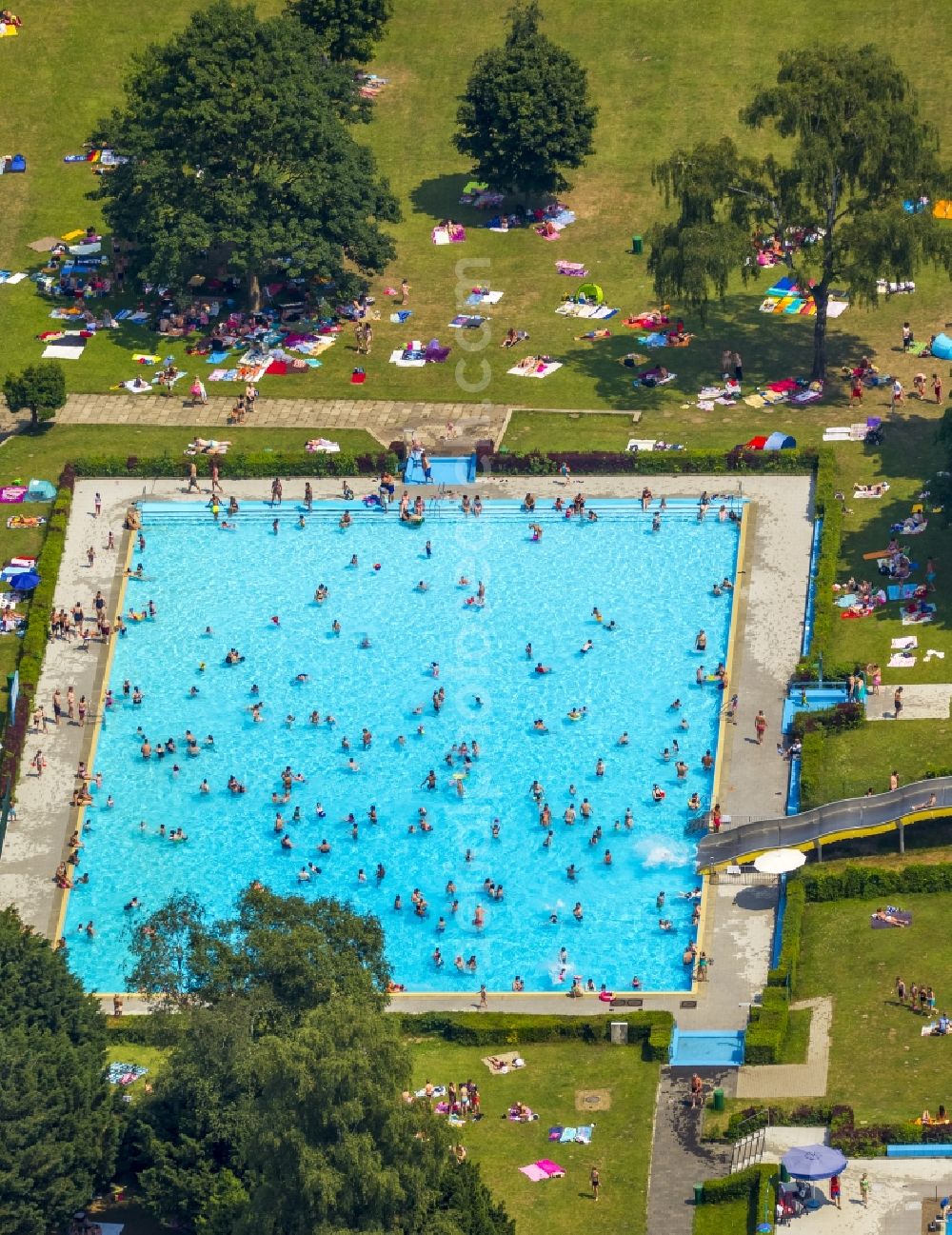 Aerial image Bochum - Bathers on the lawn by the pool of the swimming pool in Werne Bochum in North Rhine-Westphalia