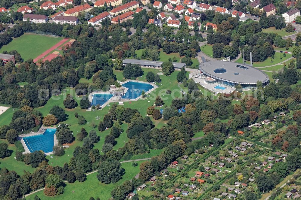 Aerial image München - Bathers on the lawn by the pool of the swimming pool Westbad in Munich in the state Bavaria