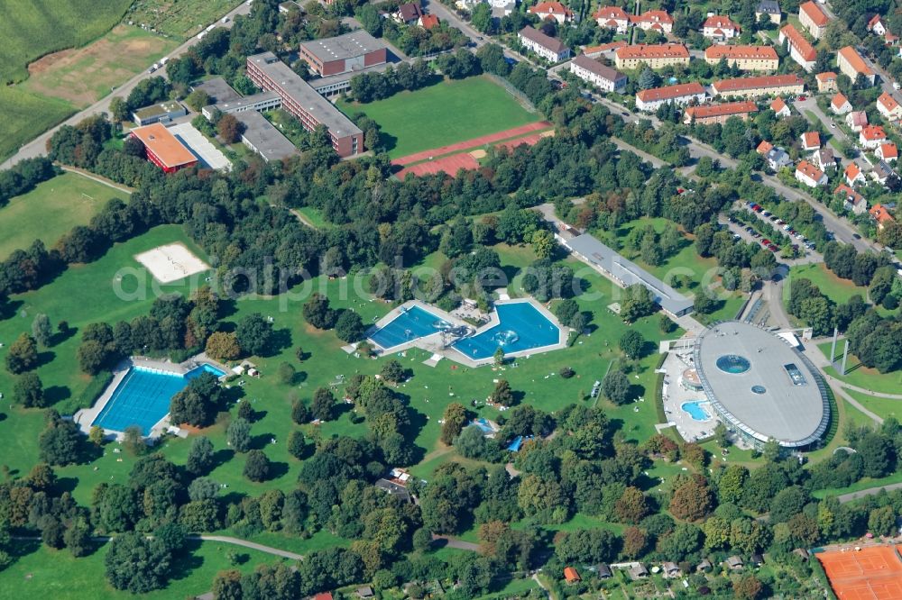 Aerial photograph München - Bathers on the lawn by the pool of the swimming pool Westbad in Munich in the state Bavaria