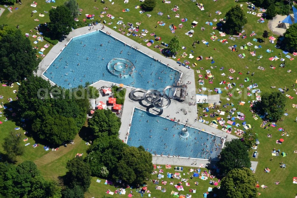 Aerial photograph München - Bathers on the lawn by the pool of the swimming pool Westbad on Weinbergerstrasse in the district Pasing-Obermenzing in Munich in the state Bavaria, Germany