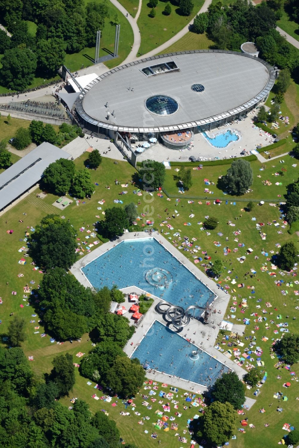 München from the bird's eye view: Bathers on the lawn by the pool of the swimming pool Westbad on Weinbergerstrasse in the district Pasing-Obermenzing in Munich in the state Bavaria, Germany