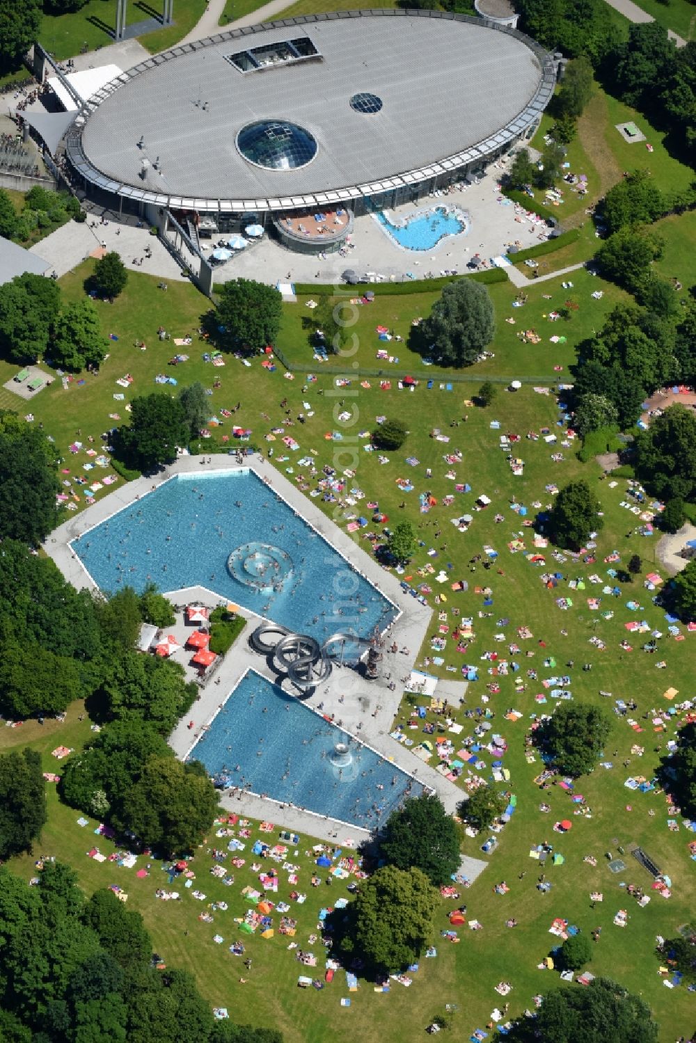 Aerial image München - Bathers on the lawn by the pool of the swimming pool Westbad on Weinbergerstrasse in the district Pasing-Obermenzing in Munich in the state Bavaria, Germany