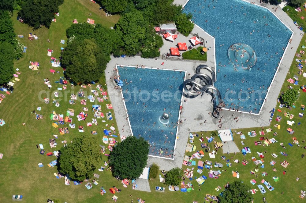 Aerial photograph München - Bathers on the lawn by the pool of the swimming pool Westbad on Weinbergerstrasse in the district Pasing-Obermenzing in Munich in the state Bavaria, Germany