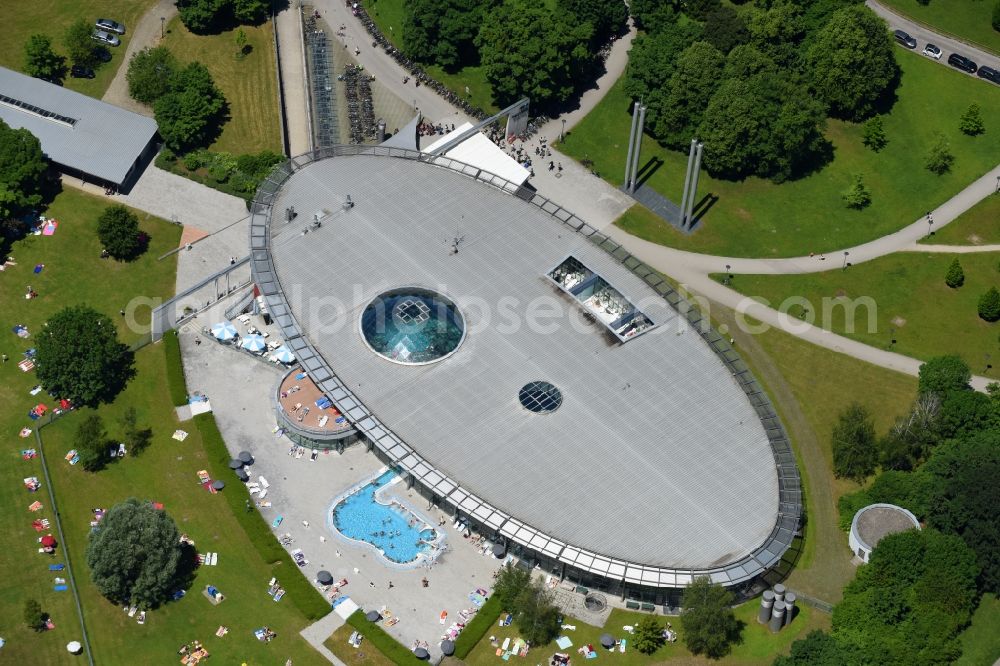 Aerial image München - Bathers on the lawn by the pool of the swimming pool Westbad on Weinbergerstrasse in the district Pasing-Obermenzing in Munich in the state Bavaria, Germany