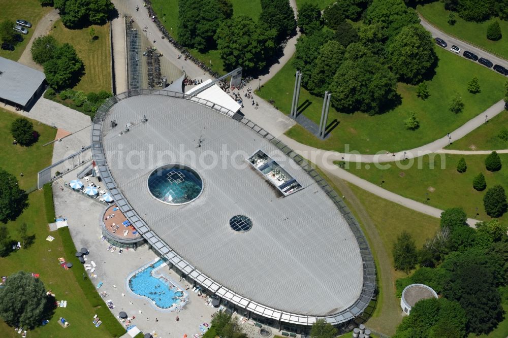 Aerial photograph München - Bathers on the lawn by the pool of the swimming pool Westbad on Weinbergerstrasse in the district Pasing-Obermenzing in Munich in the state Bavaria, Germany