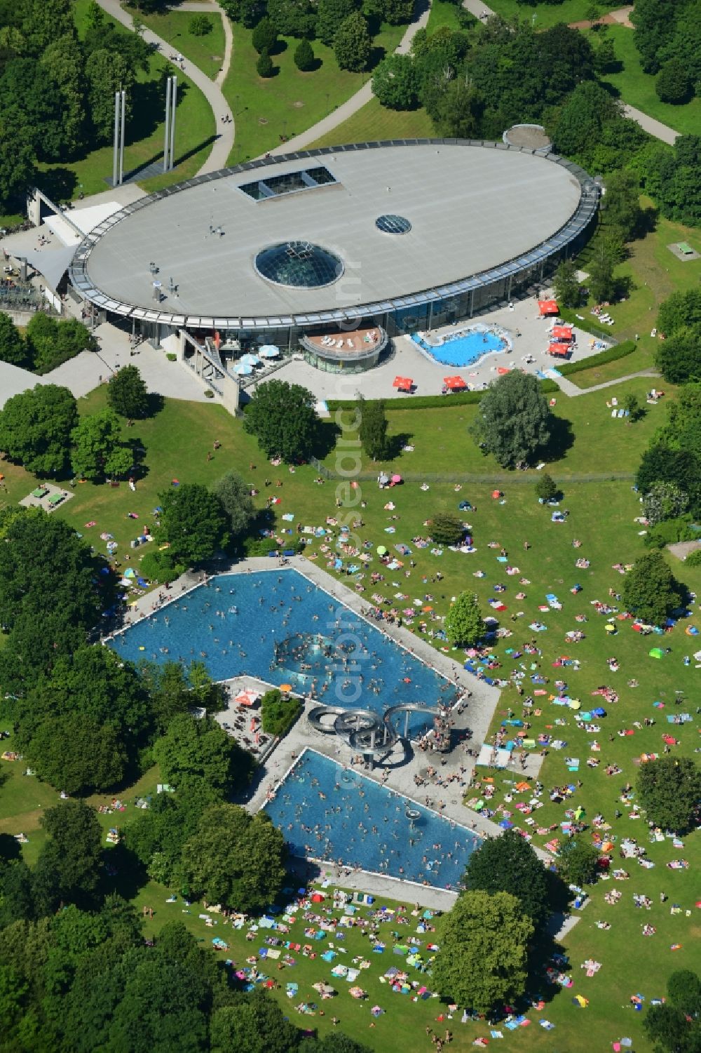 München from the bird's eye view: Bathers on the lawn by the pool of the swimming pool Westbad on Weinbergerstrasse in the district Pasing-Obermenzing in Munich in the state Bavaria, Germany