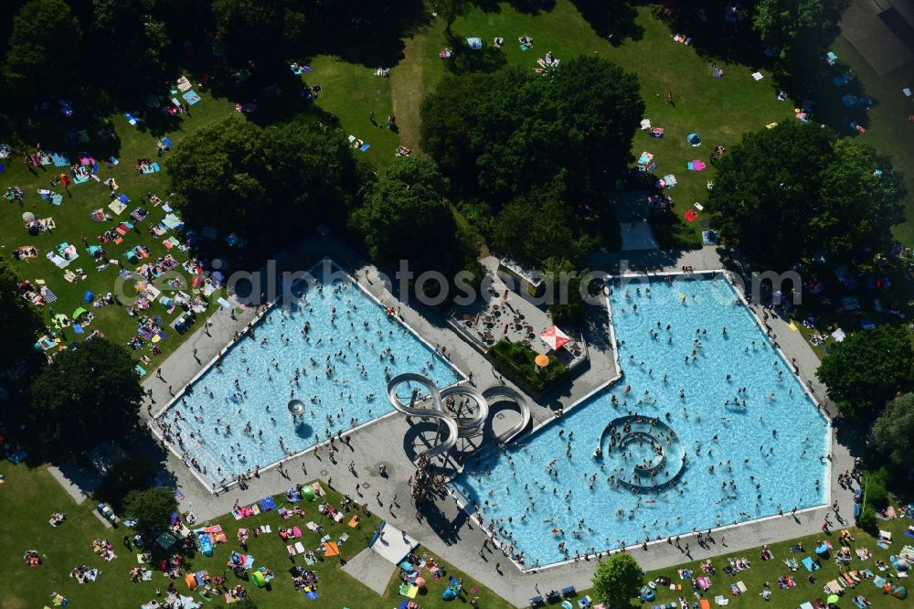 Aerial image München - Bathers on the lawn by the pool of the swimming pool Westbad on Weinbergerstrasse in the district Pasing-Obermenzing in Munich in the state Bavaria, Germany