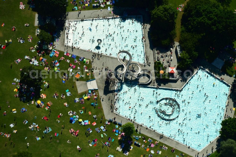 München from above - Bathers on the lawn by the pool of the swimming pool Westbad on Weinbergerstrasse in the district Pasing-Obermenzing in Munich in the state Bavaria, Germany