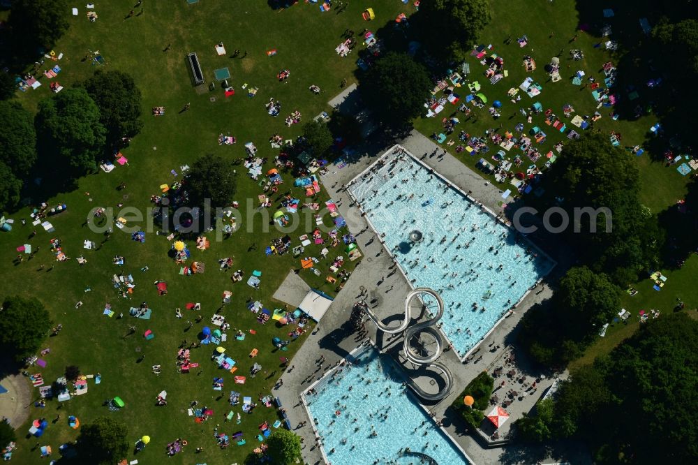 München from the bird's eye view: Bathers on the lawn by the pool of the swimming pool Westbad on Weinbergerstrasse in the district Pasing-Obermenzing in Munich in the state Bavaria, Germany