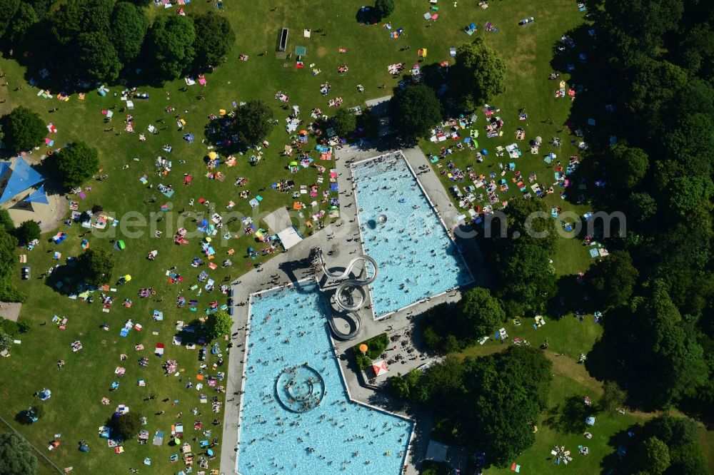 Aerial image München - Bathers on the lawn by the pool of the swimming pool Westbad on Weinbergerstrasse in the district Pasing-Obermenzing in Munich in the state Bavaria, Germany