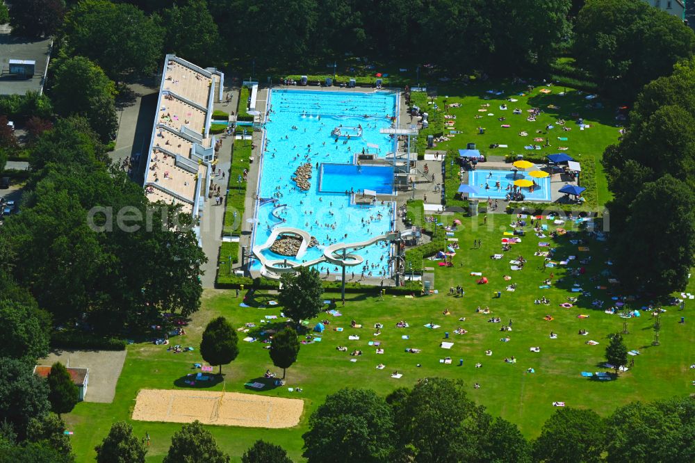 Aerial photograph Bielefeld - Bathers on the lawn by the pool of the swimming pool Wiesenbad on street Werner-Bock-Strasse in Bielefeld in the state North Rhine-Westphalia, Germany