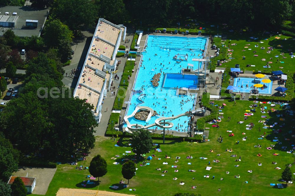 Bielefeld from above - Bathers on the lawn by the pool of the swimming pool Wiesenbad on street Werner-Bock-Strasse in Bielefeld in the state North Rhine-Westphalia, Germany