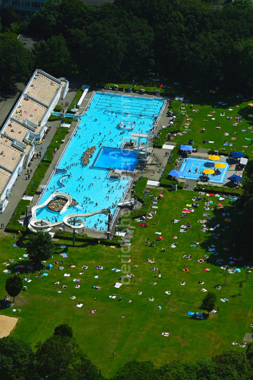 Bielefeld from the bird's eye view: Bathers on the lawn by the pool of the swimming pool Wiesenbad on street Werner-Bock-Strasse in Bielefeld in the state North Rhine-Westphalia, Germany