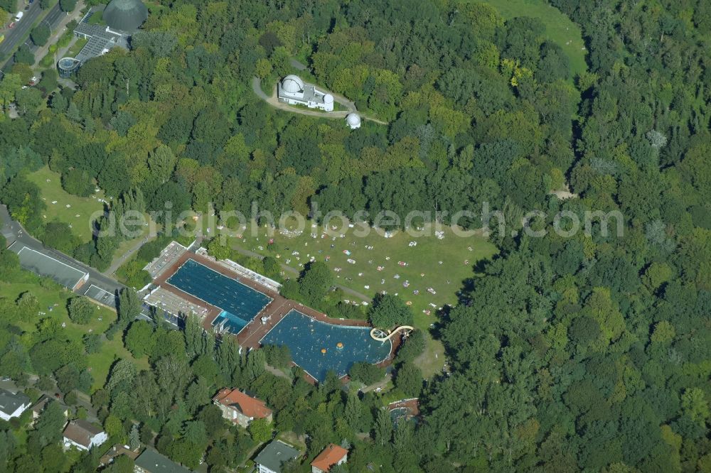 Aerial photograph Berlin - Bathers on the lawn by the pool of summer bath at the Islan der in Berlin Steglitz