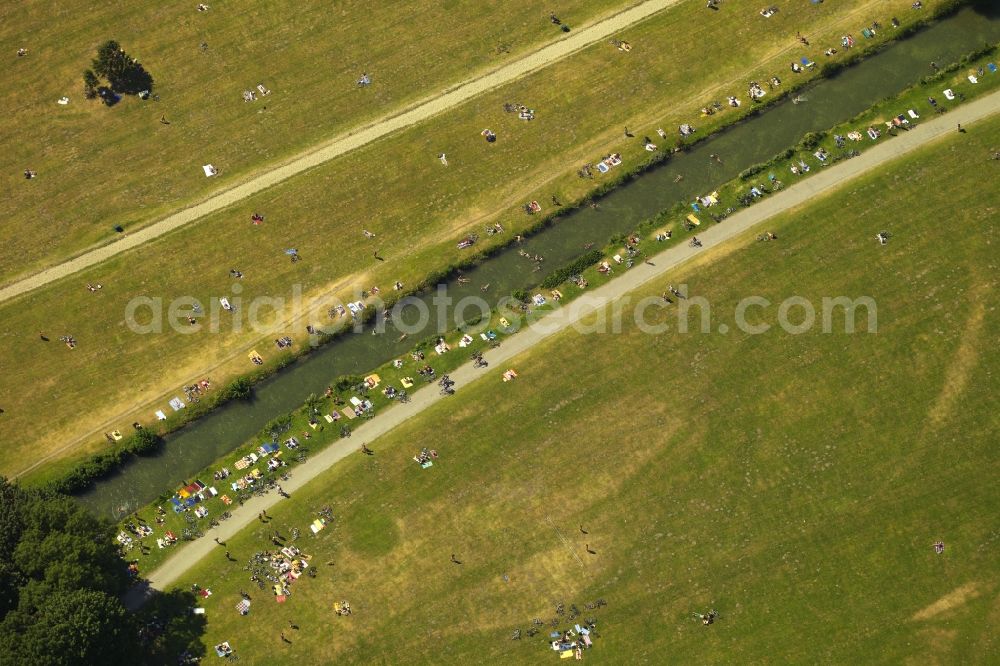 München from the bird's eye view: Bathers on the lawns on the shores of Middle Isar Canal in Munich in Bavaria