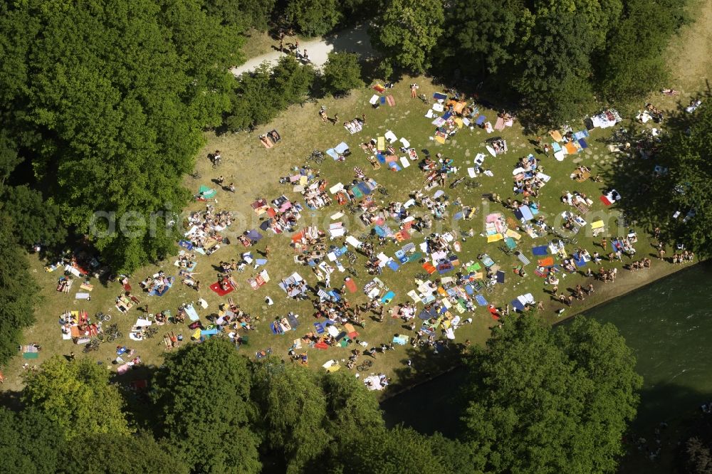 Aerial photograph München - Bathers on the lawns on the shores of Middle Isar Canal in Munich in Bavaria