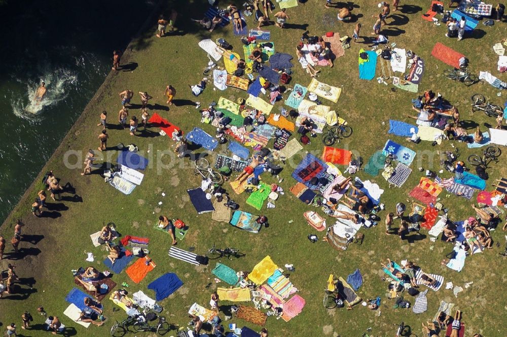 München from the bird's eye view: Bathers on the lawns on the shores of Middle Isar Canal in Munich in Bavaria