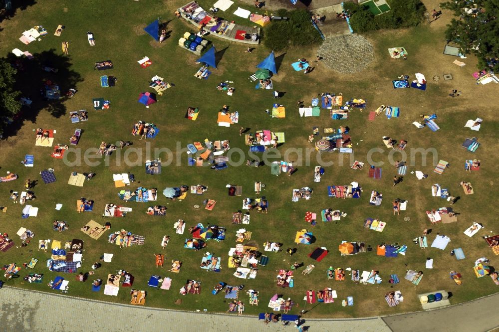 München from the bird's eye view: Bathers on the lawns on the shores of Middle Isar Canal in Munich in Bavaria