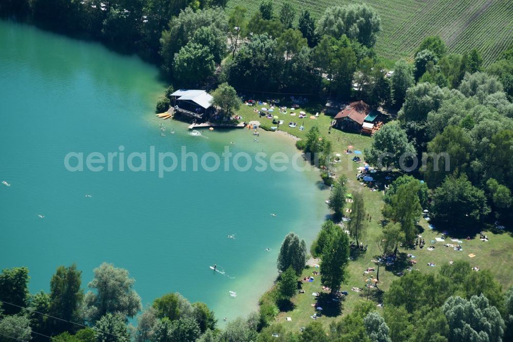 Aerial photograph Wörth - Bathers on the sunbathing areas on the shore of the Wiflinger pond in the district of Wifling in Woerth in the federal state Bavaria, Germany