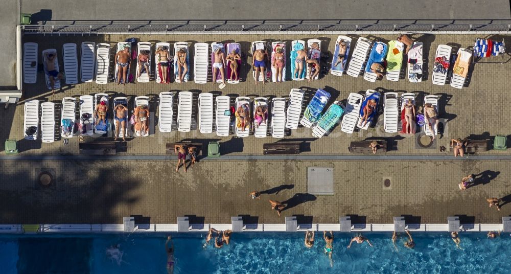 Aerial photograph Annen - Bathers at the pool - the pool edge in Witten Annen in the state of North Rhine-Westphalia