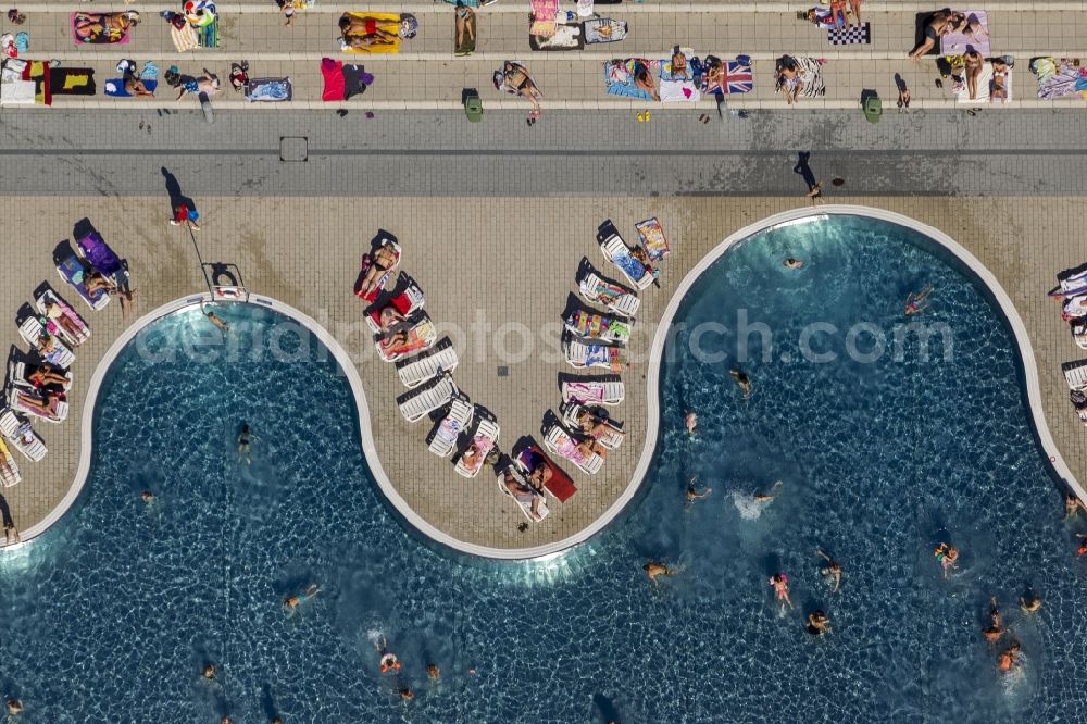 Annen from the bird's eye view: Bathers at the pool - the pool edge in Witten Annen in the state of North Rhine-Westphalia