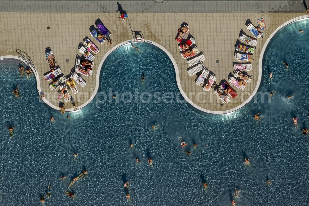 Aerial image Annen - Bathers at the pool - the pool edge in Witten Annen in the state of North Rhine-Westphalia