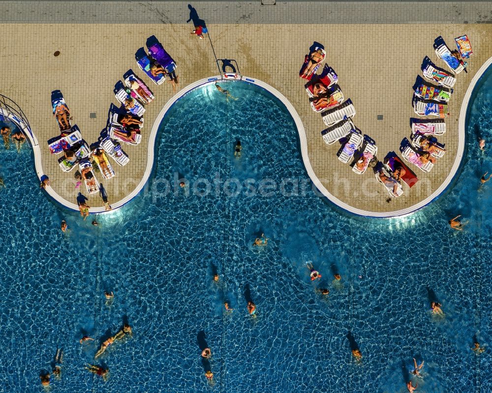 Aerial image Annen - Bathers at the pool - the pool edge in Witten Annen in the state of North Rhine-Westphalia