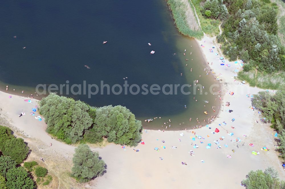 Aerial photograph Berlin - Bathers look to cool off in summer on the banks of the lake Kaulsdorfer See in the district Kaulsdorf in Berlin, Germany