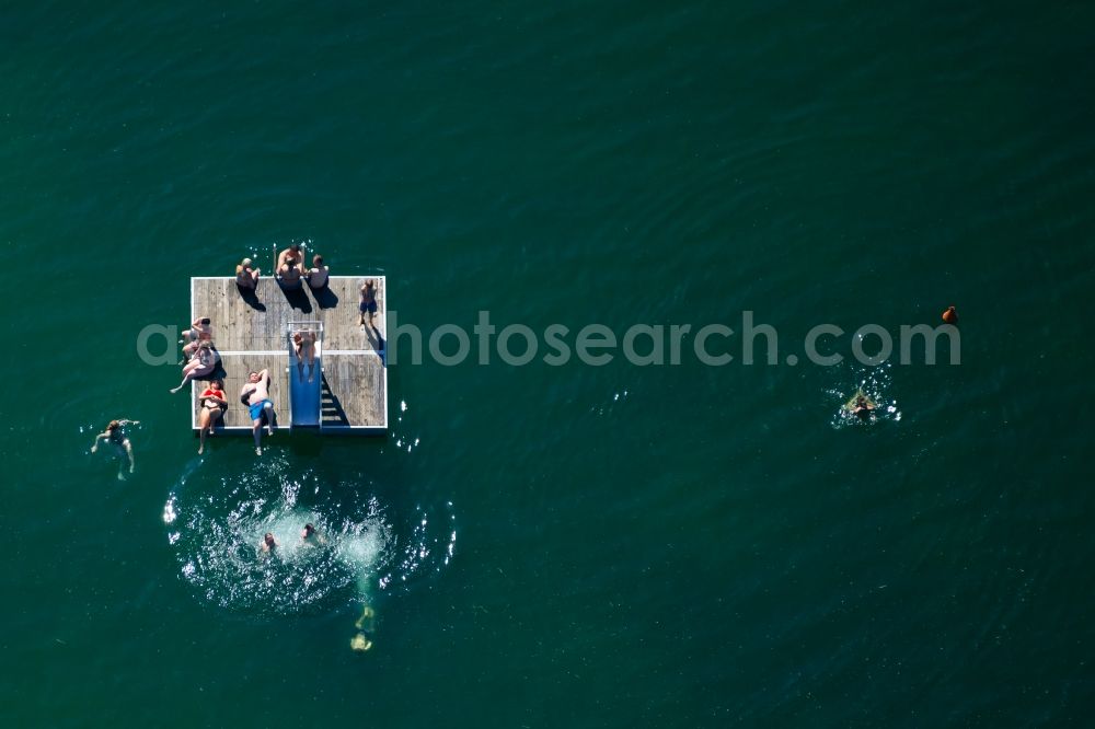 Aerial image Erfurt - Bathers look to cool off in summer on the banks of the lake Nordstrand on a bathing island in Erfurt in the state Thuringia, Germany