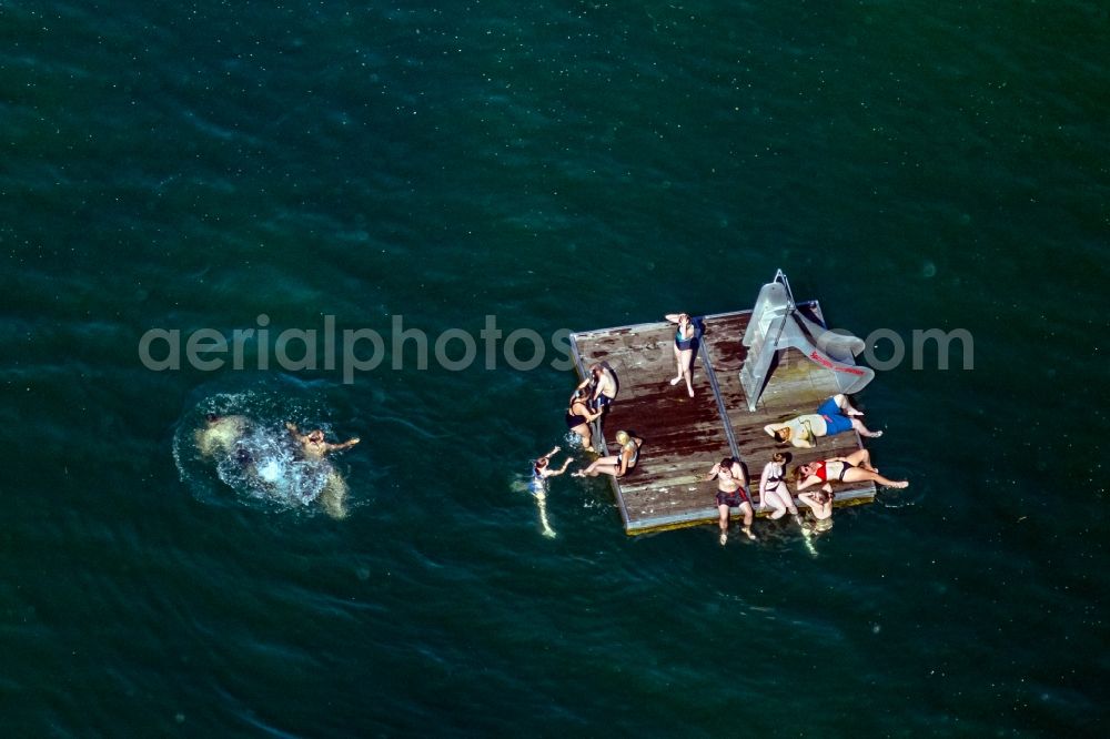 Aerial photograph Erfurt - Bathers look to cool off in summer on the banks of the lake Nordstrand on a bathing island in Erfurt in the state Thuringia, Germany