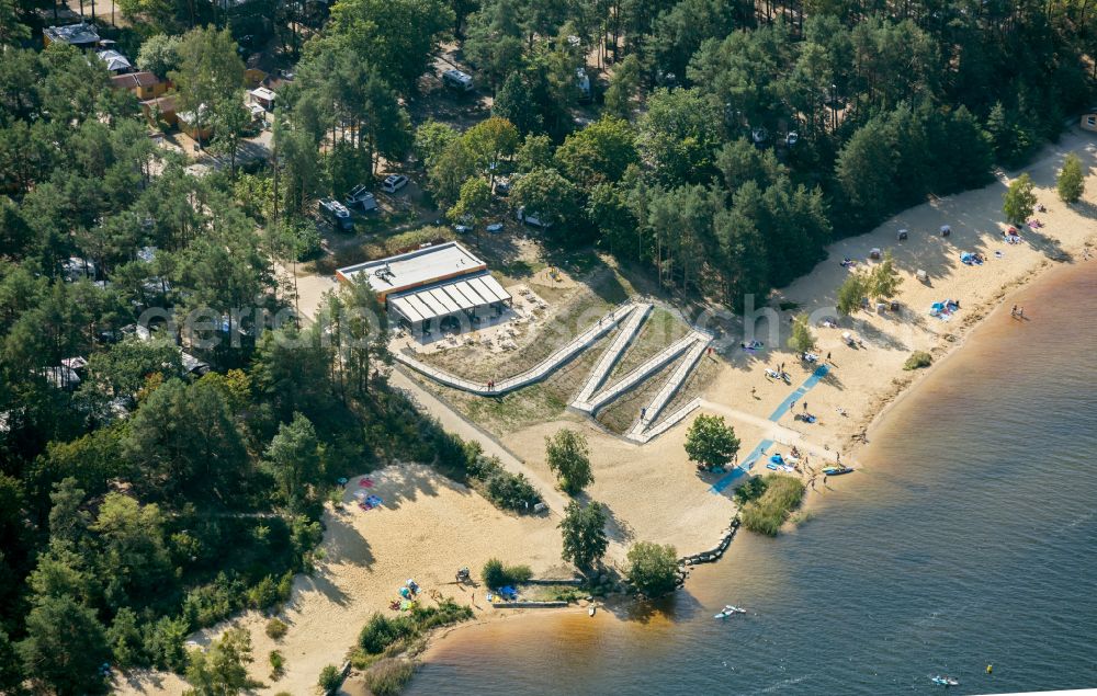 Senftenberg from the bird's eye view: Bathers look to cool off in summer on the banks of the lake Senftenberger See on street Strasse zur Suedsee in Senftenberg in the state Brandenburg, Germany