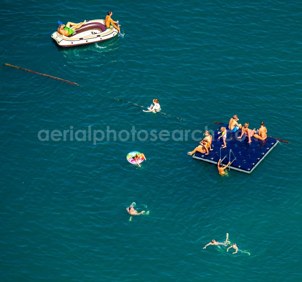 Aerial image Meschede - Bathers at the lake Henne- See in Meschede in the Sauerland in the state North Rhine-Westphalia