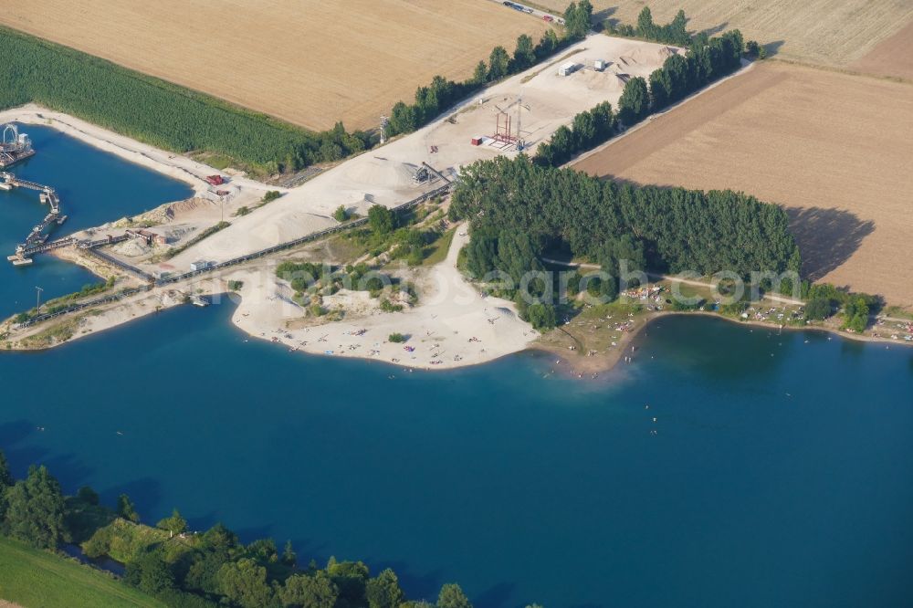 Rosdorf from above - Bathers on the beach and the shore areas of the lake Baggersee in Rosdorf in the state Lower Saxony