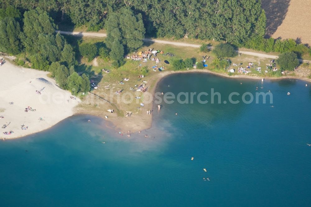 Aerial image Rosdorf - Bathers on the beach and the shore areas of the lake Baggersee in Rosdorf in the state Lower Saxony