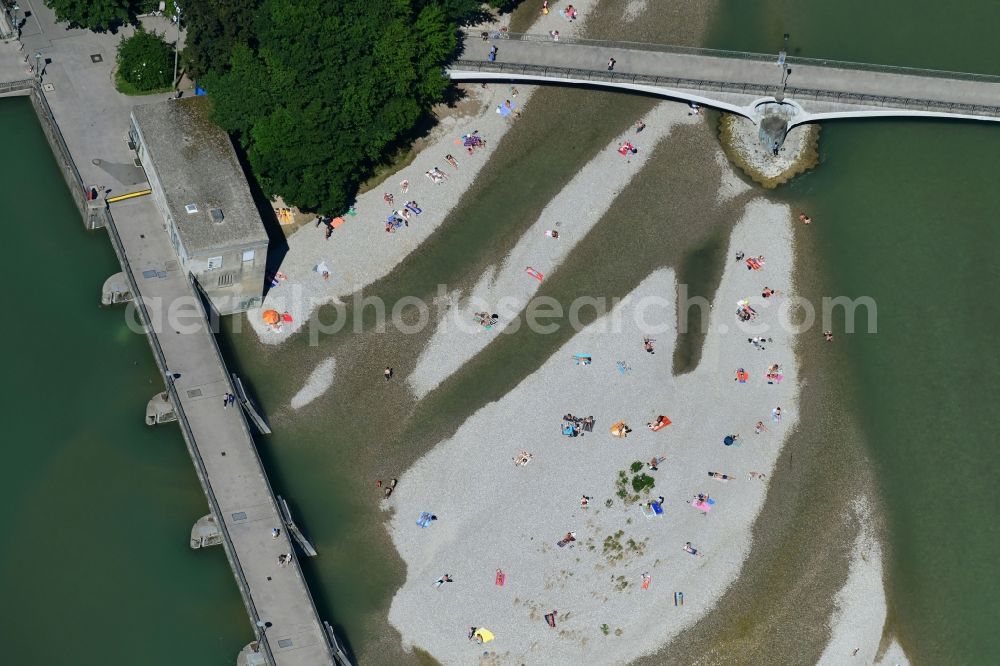 Aerial image München - Bathers on the beach and shore area of a??a??the river Isar on the Wehrsteg in Munich in the state of Bavaria, Germany