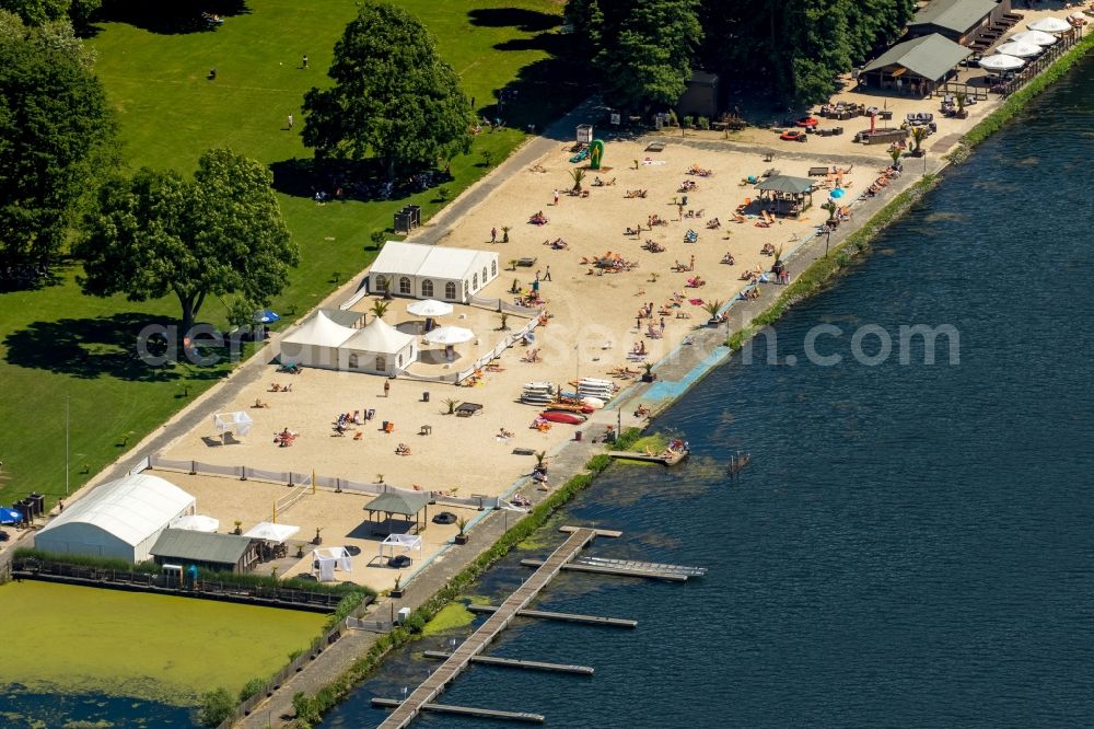 Aerial photograph Essen - Bathers on the Beach Seaside Baldeney beach The River Ruhr in Essen in North Rhine-Westphalia