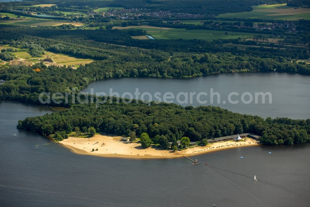 Aerial image Haltern am See - Bathers on the beach and the shore area of the resort Haltern am Haltern reservoir in Haltern am See in the state of North Rhine-Westphalia