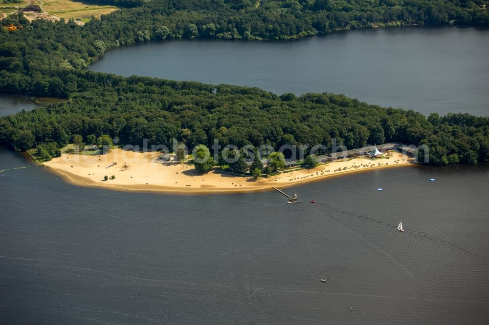 Aerial photograph Haltern am See - Bathers on the beach and the shore area of the resort Haltern am Haltern reservoir in Haltern am See in the state of North Rhine-Westphalia