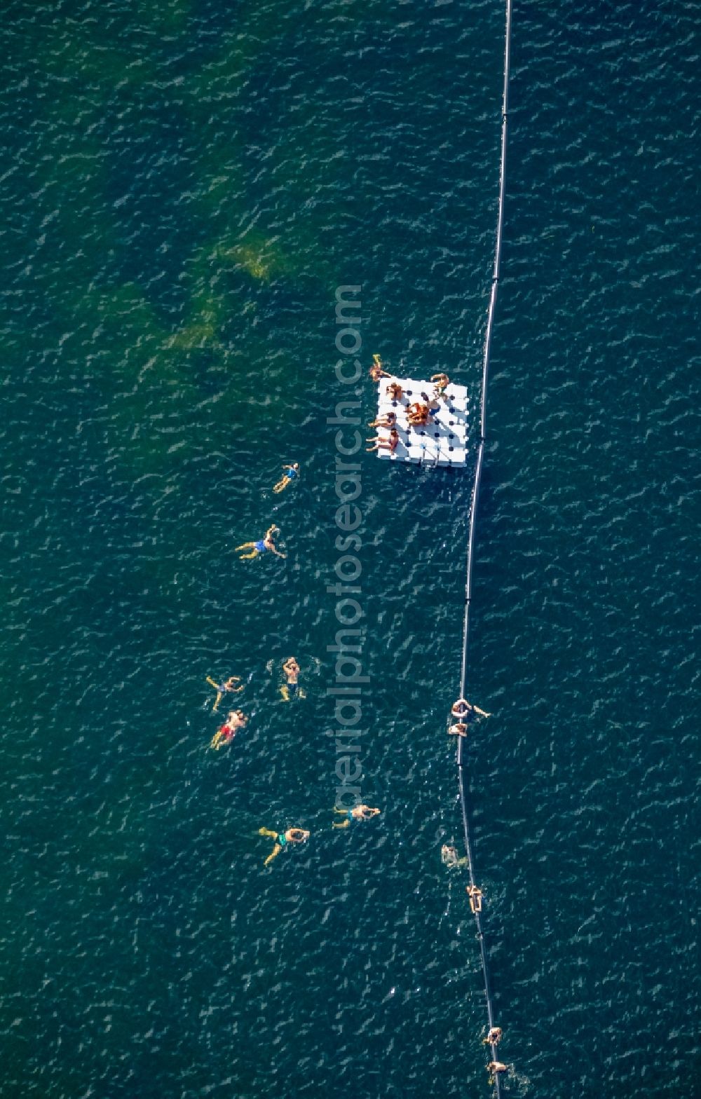 Düsseldorf from the bird's eye view: Bathers on the beach and the shore areas of the lake Unterbacher See in Duesseldorf in the state North Rhine-Westphalia