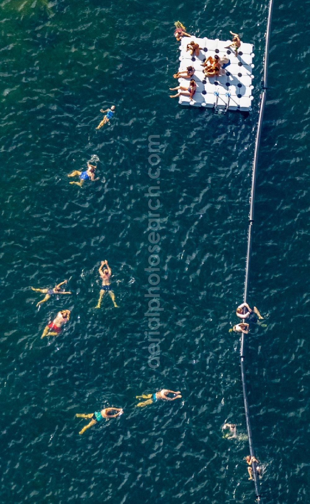 Aerial image Düsseldorf - Bathers on the beach and the shore areas of the lake Unterbacher See in Duesseldorf in the state North Rhine-Westphalia