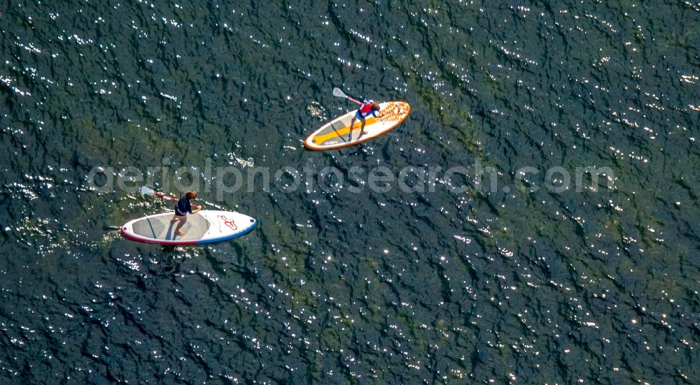 Aerial photograph Düsseldorf - Bathers on the beach and the shore areas of the lake Unterbacher See in Duesseldorf in the state North Rhine-Westphalia