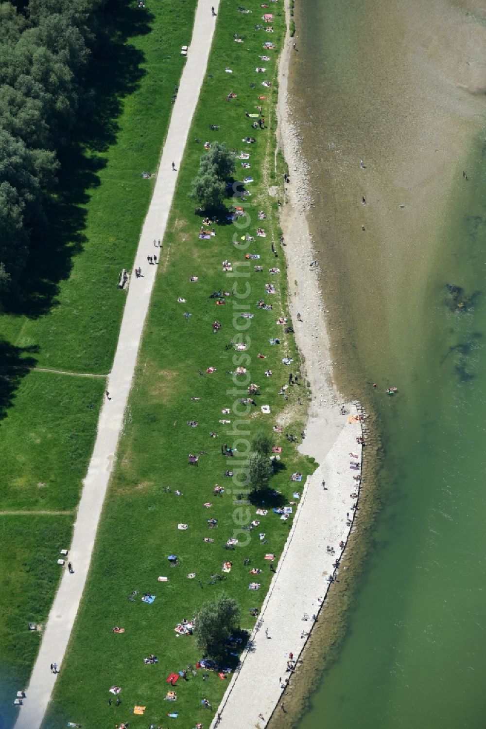 München from above - Riparian zones on the course of the river of Isar in the district Ludwigsvorstadt-Isarvorstadt in Munich in the state Bavaria, Germany