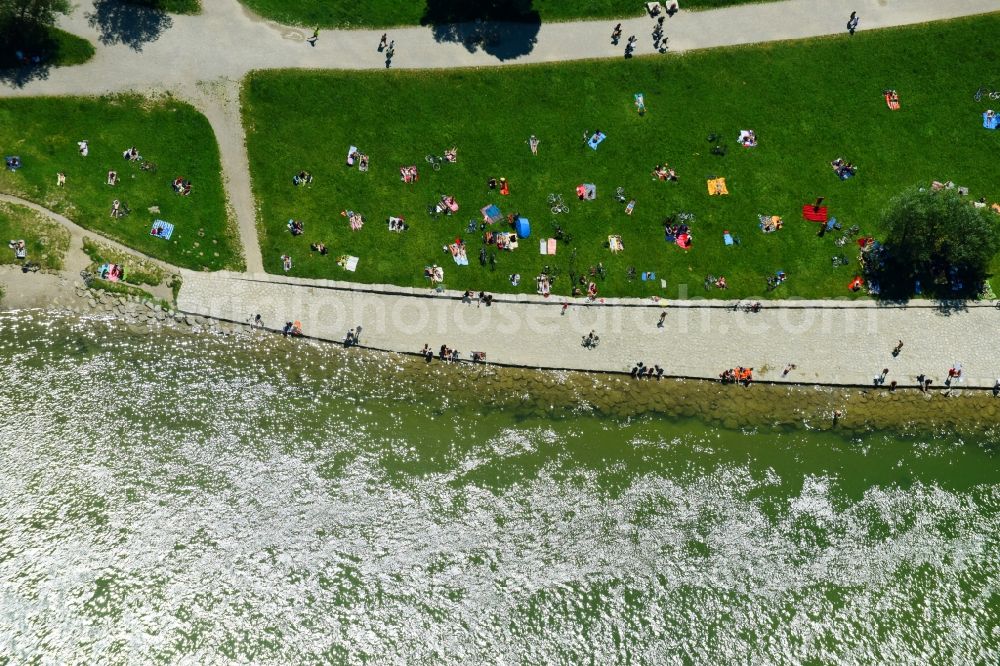 München from the bird's eye view: Riparian zones on the course of the river of Isar in the district Ludwigsvorstadt-Isarvorstadt in Munich in the state Bavaria, Germany