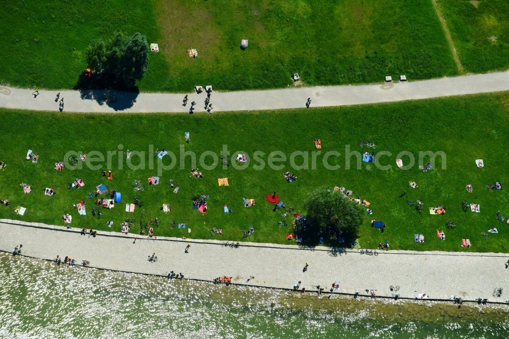 Aerial image München - Riparian zones on the course of the river of Isar in the district Ludwigsvorstadt-Isarvorstadt in Munich in the state Bavaria, Germany