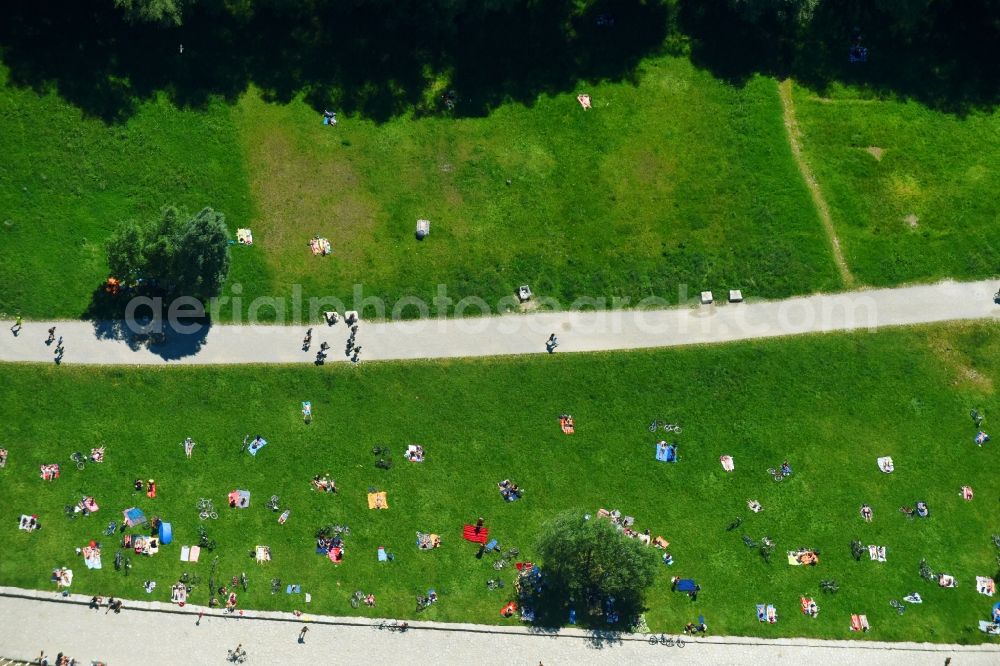 Aerial photograph München - Riparian zones on the course of the river of Isar in the district Ludwigsvorstadt-Isarvorstadt in Munich in the state Bavaria, Germany