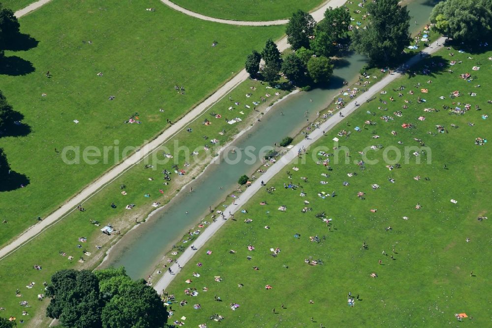 Aerial photograph München - Bathers on the banks of the Schwabinger Bach in Munich in the state of Bavaria, Germany