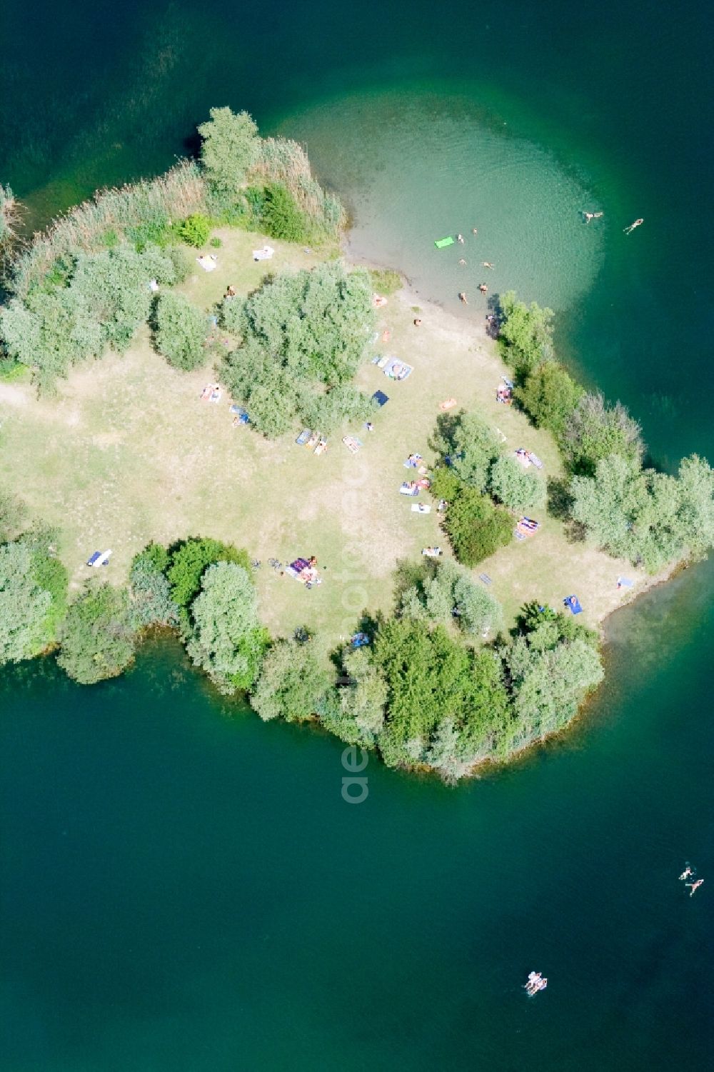 Jockgrim from above - Bathers on the beach and the island of the lake Johanneswiese in Jockgrim in Jockgrim in the state Rhineland-Palatinate